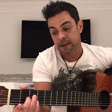 Zezé di Camargo tocando violão - canhoto invertido - cotten picking